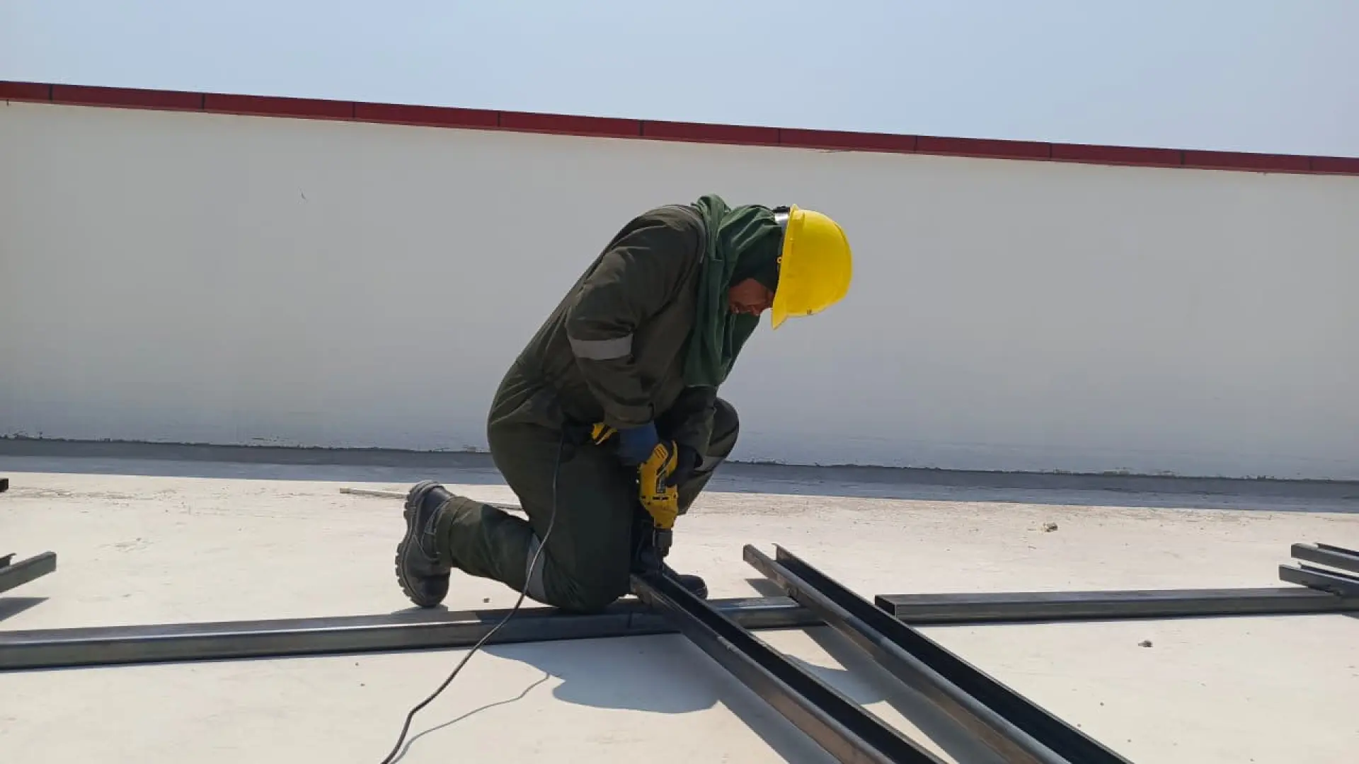 Proses Instalasi Solar Panel di Kampus 2 UNSIKA