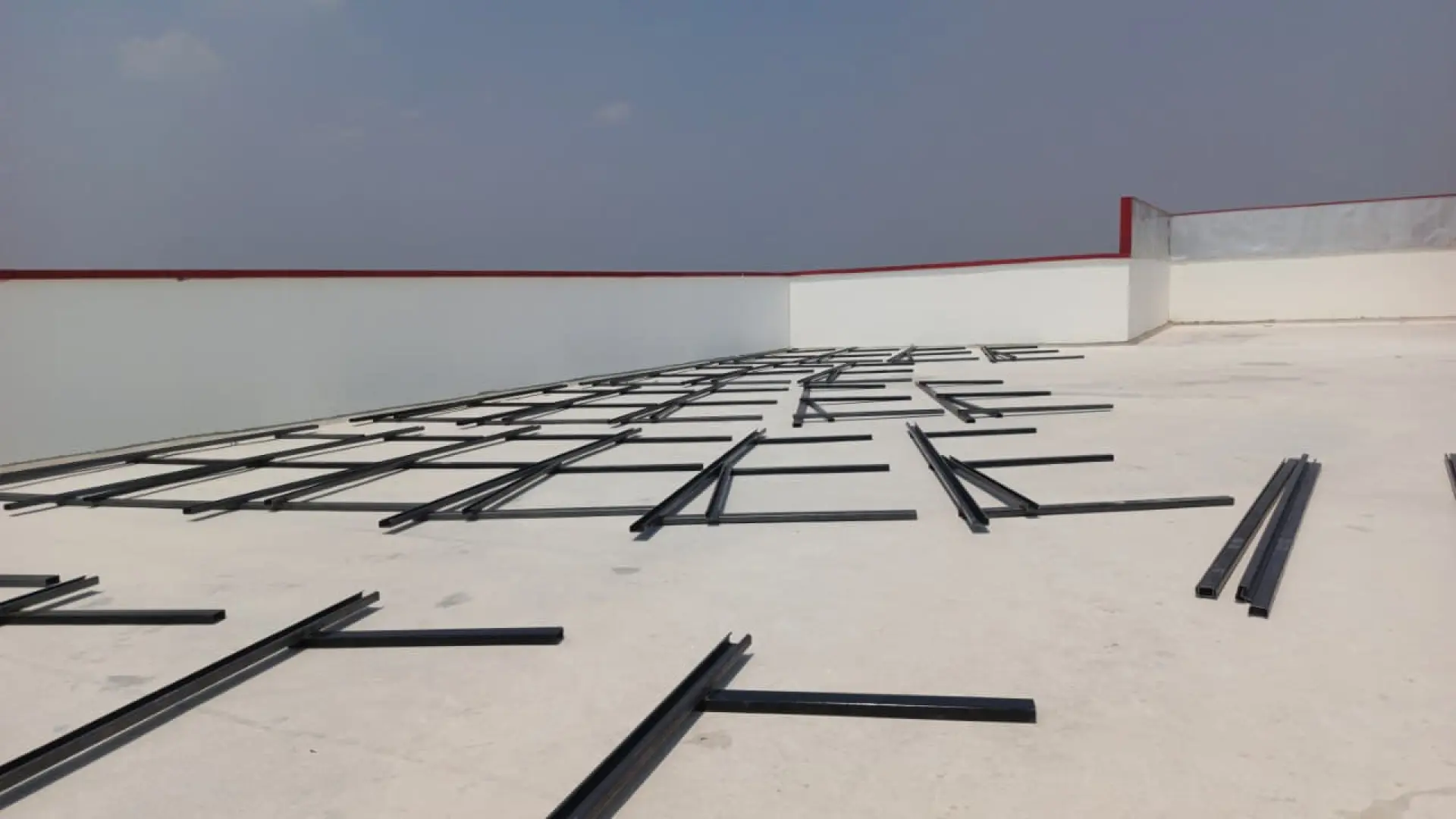 Proses Instalasi Solar Panel di Kampus 2 UNSIKA