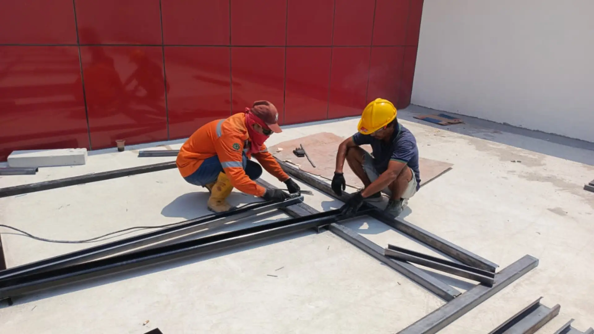 Proses Instalasi Solar Panel di Kampus 2 UNSIKA