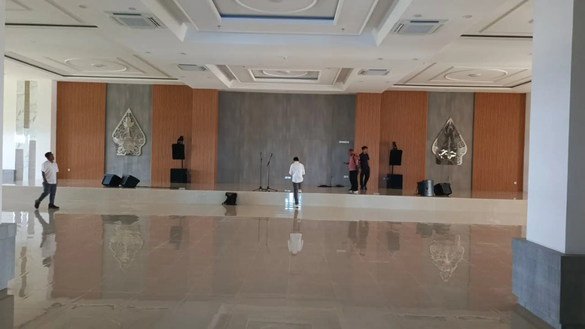 Survey Lapangan Instalasi Videotron dan PLTS di Universitas Soedirman